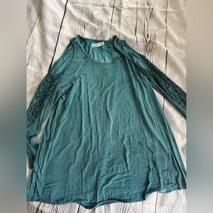 Terra & Sky Teal Lace Sleeve Top
>>Open shoulders